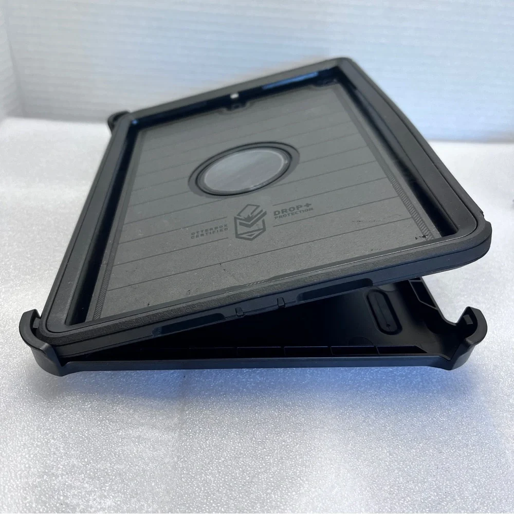 Otter Box Defender 10” Black case for IPad 7-9